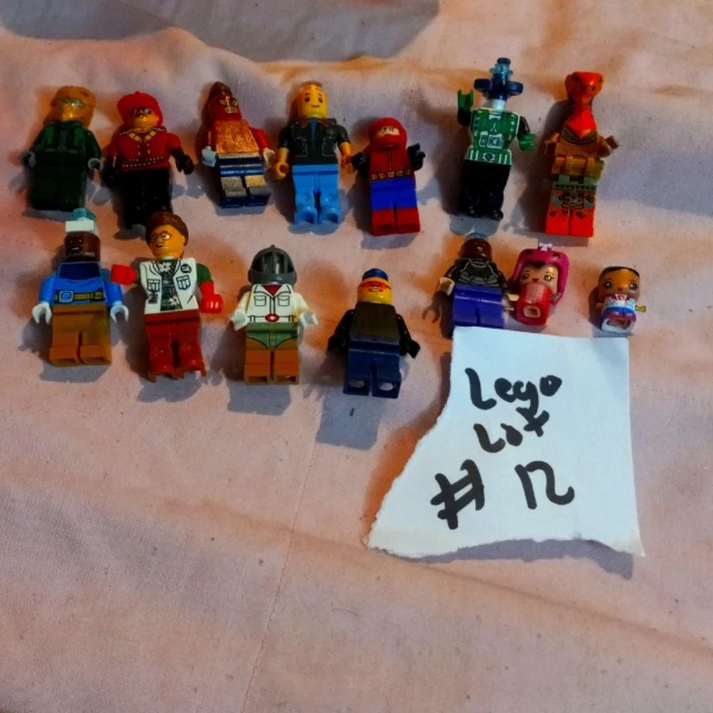 Lego lot 12 This lot has 16 items . It has 15 mini lego people and 1 tow camper